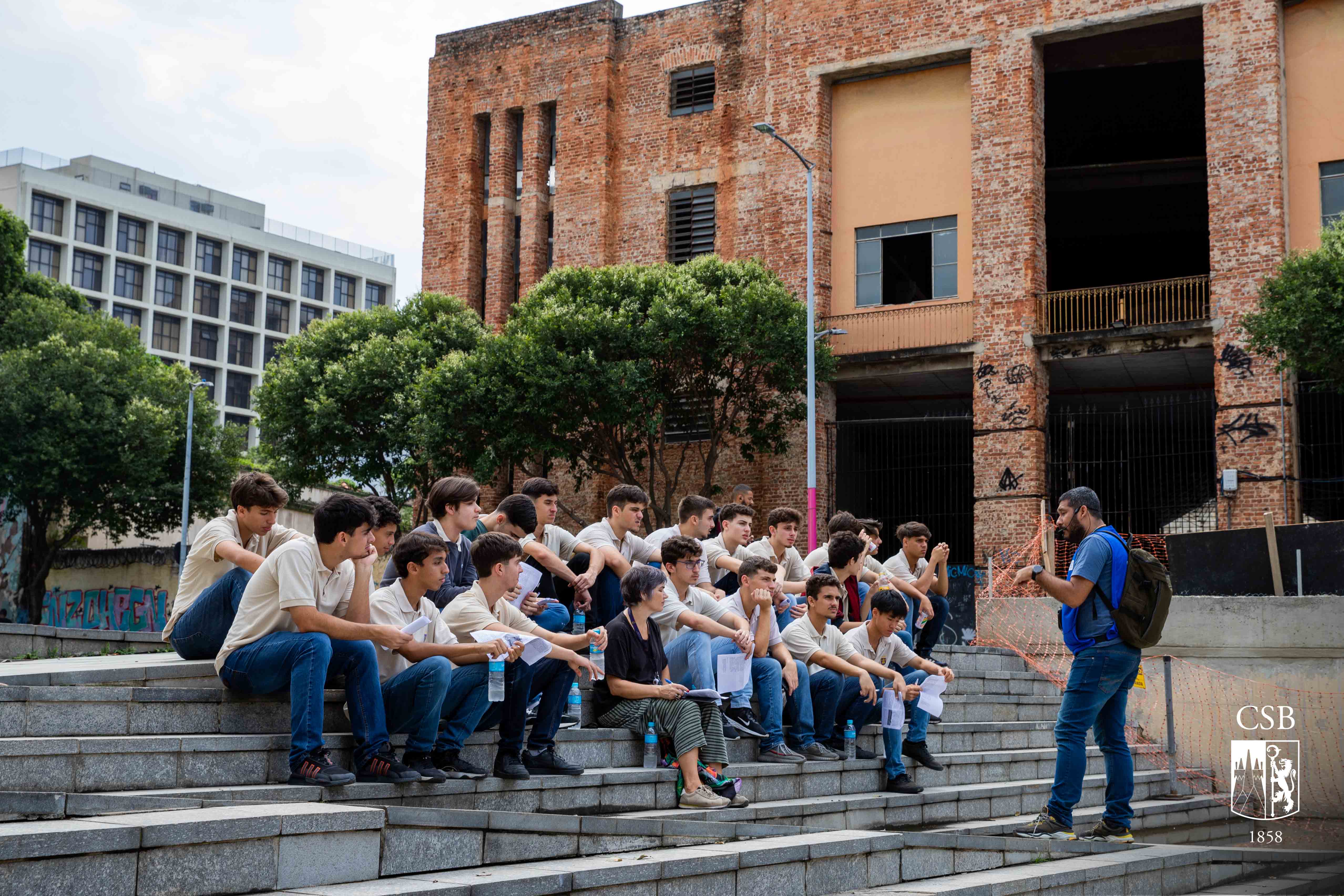 Alunos da 2ª série EM participam do “Circuito Histórico de Herança Africana”