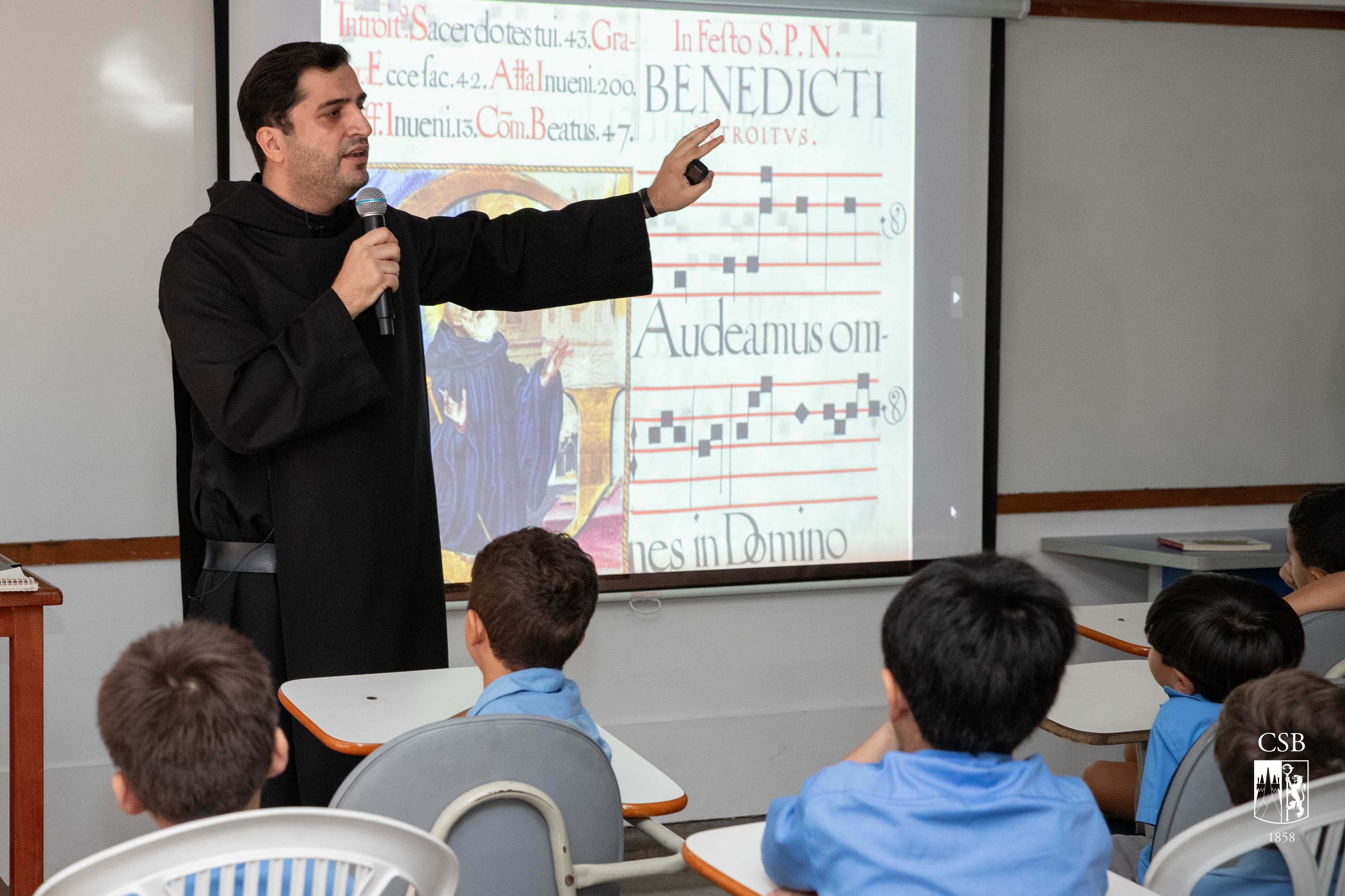 Monge beneditino conversa com 1º ano EF