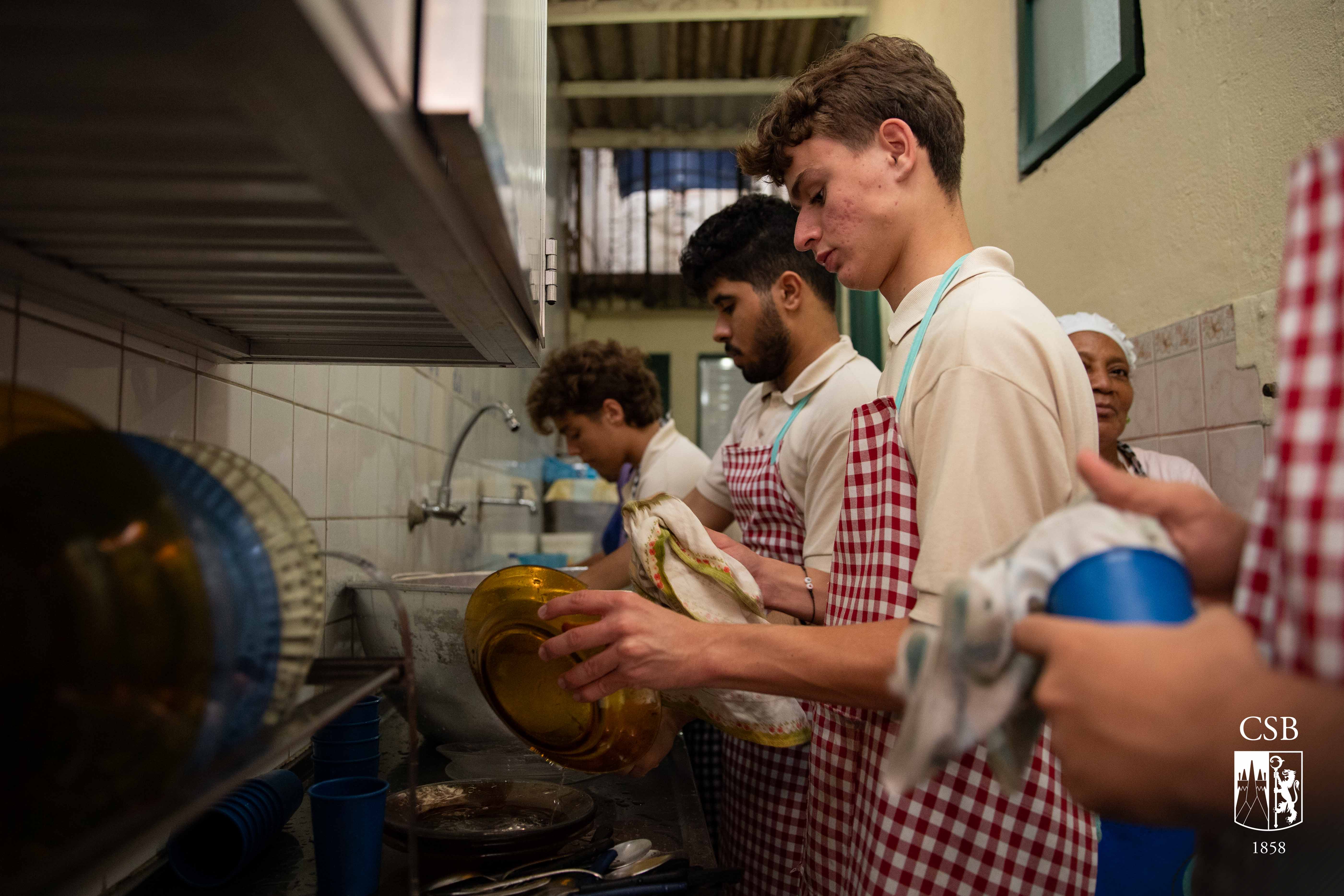 Alunos do Ensino Médio participam de ação solidária na Lapa