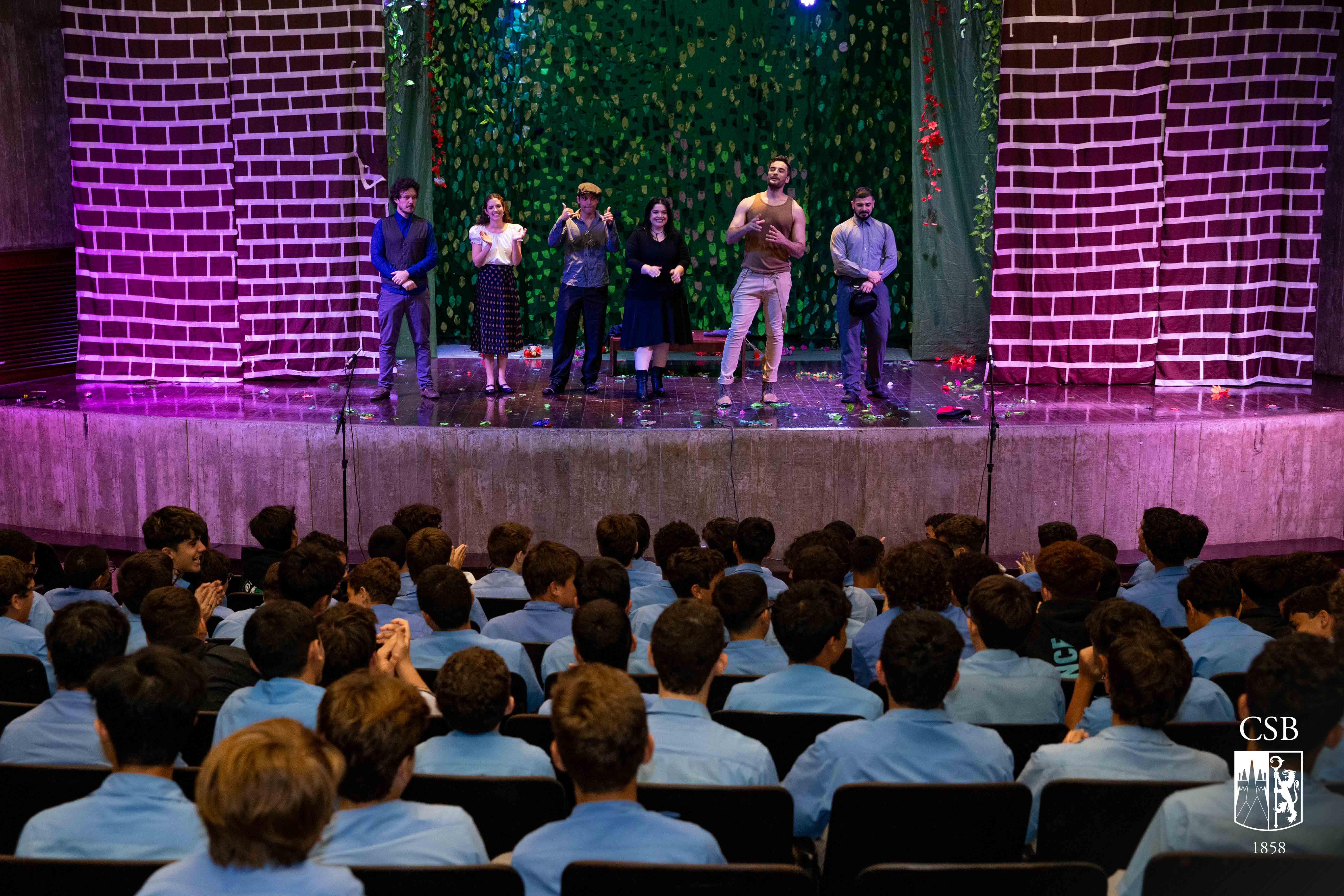 9º ano EFII assiste espetáculo A Megera Domada, de William Shakespeare