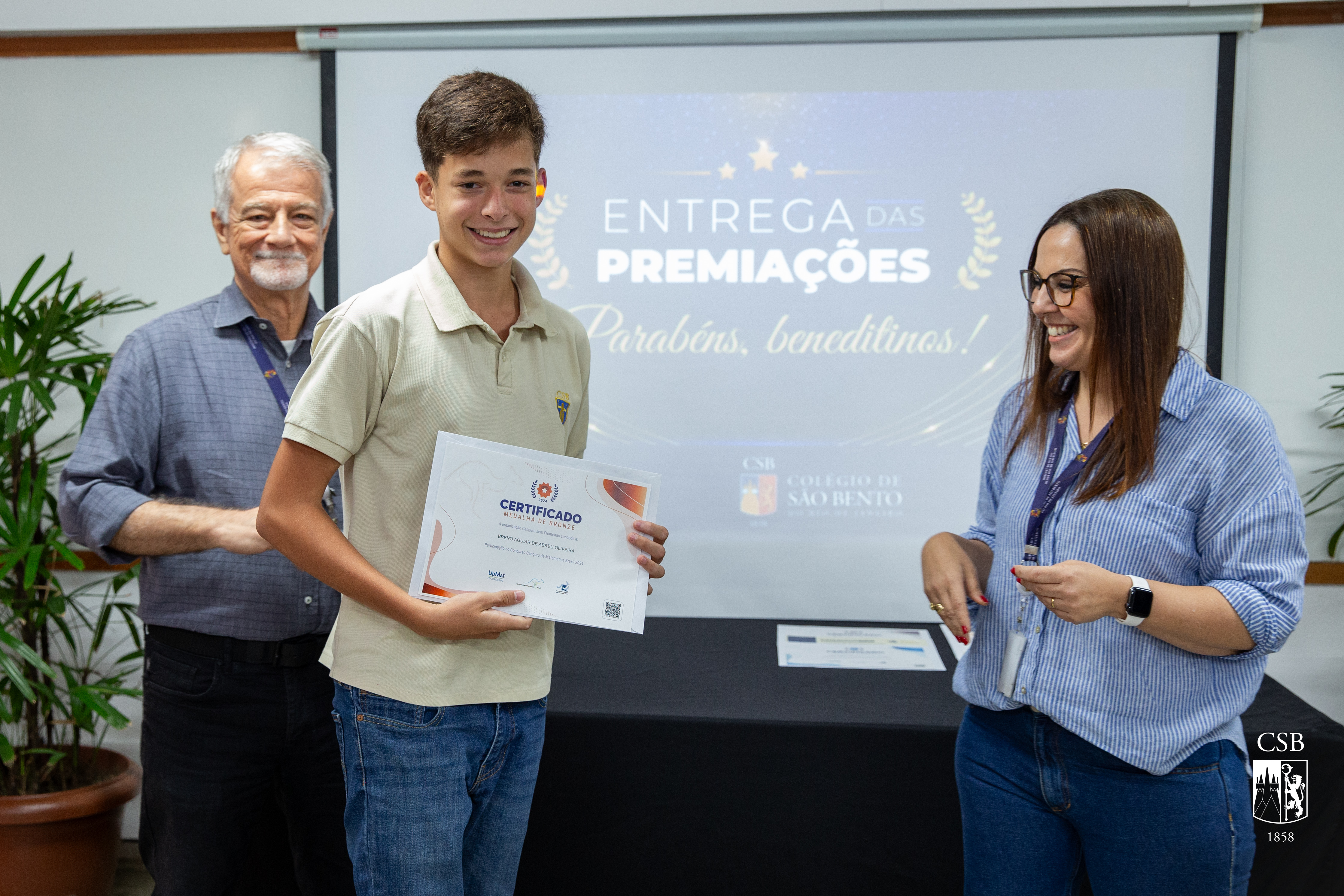 Alunos do 6º ao 8º ano EF e da 1ª e 2ª séries EM recebem certificados