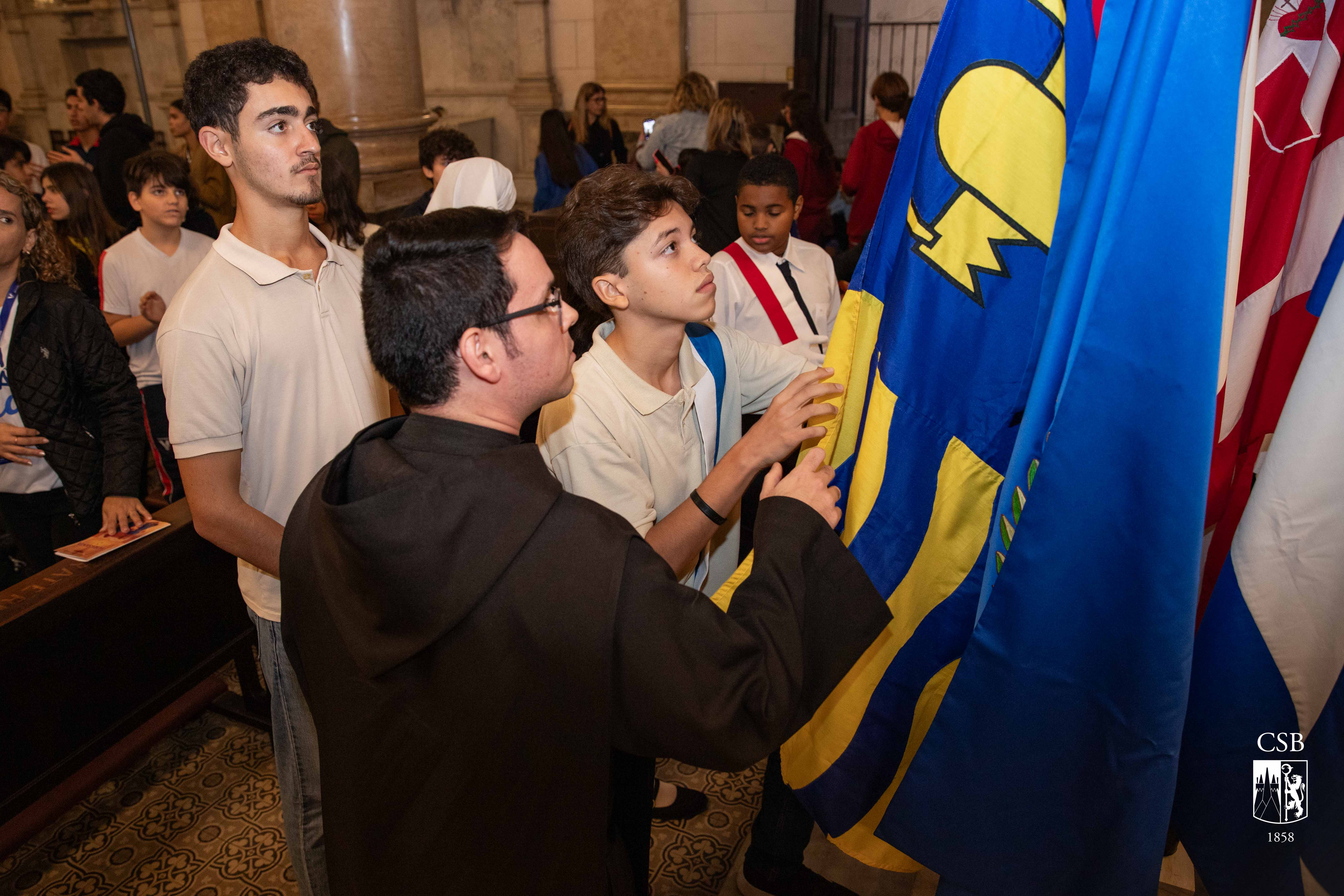 Grupo de alunos do Ensino Médio participa da Hora Santa da Educação
