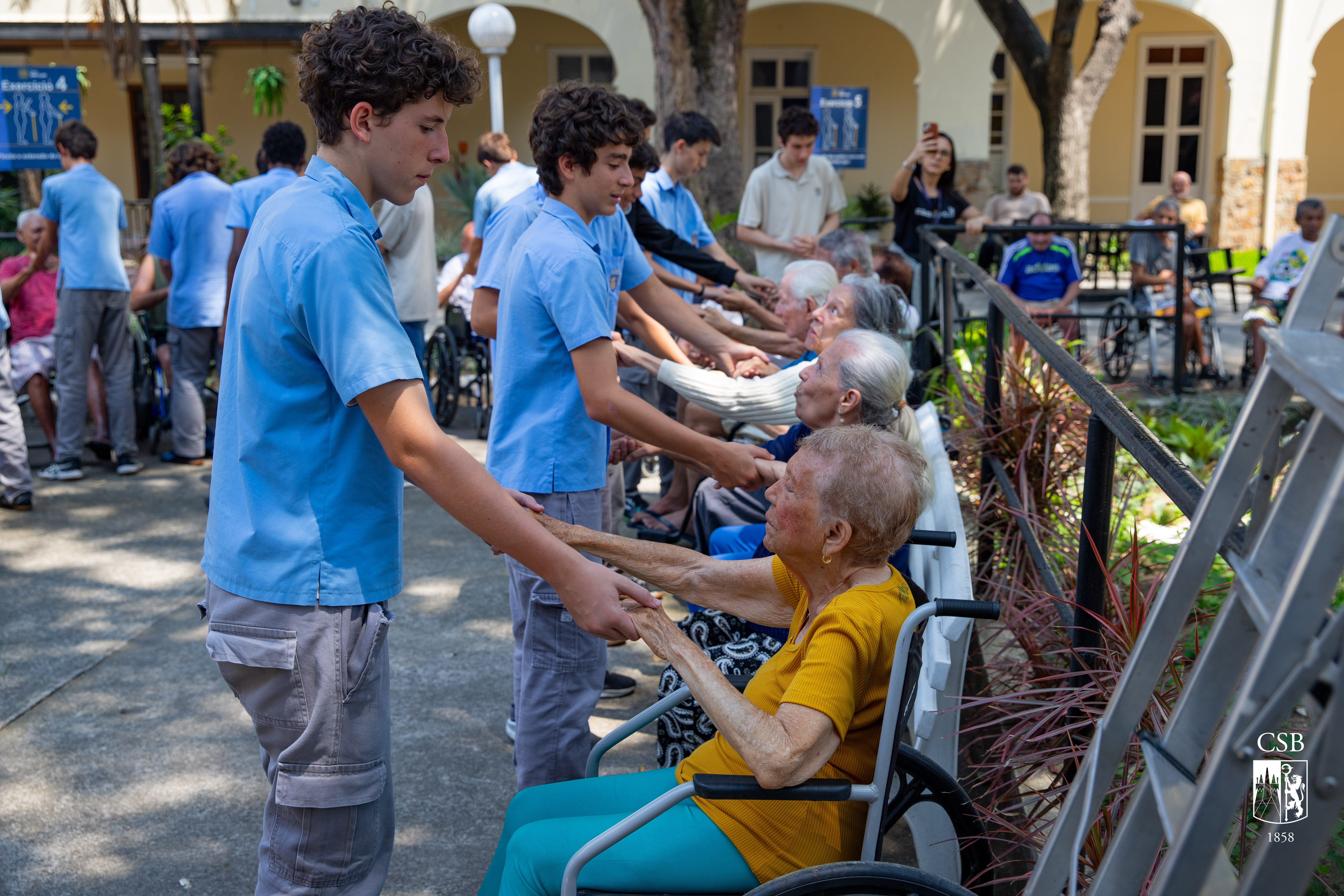 Grupo de alunos visita a Casa de Repouso São Luiz