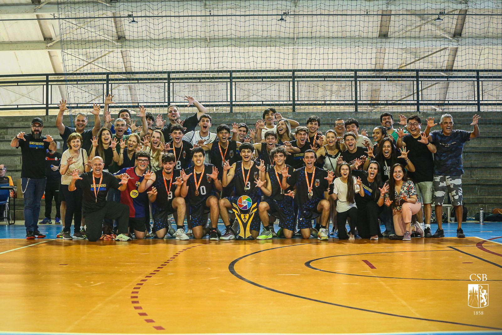 Rugiu! Sub-18 é campeão da Liga Escolar de Basquete; sub-15 fica com a medalha de prata