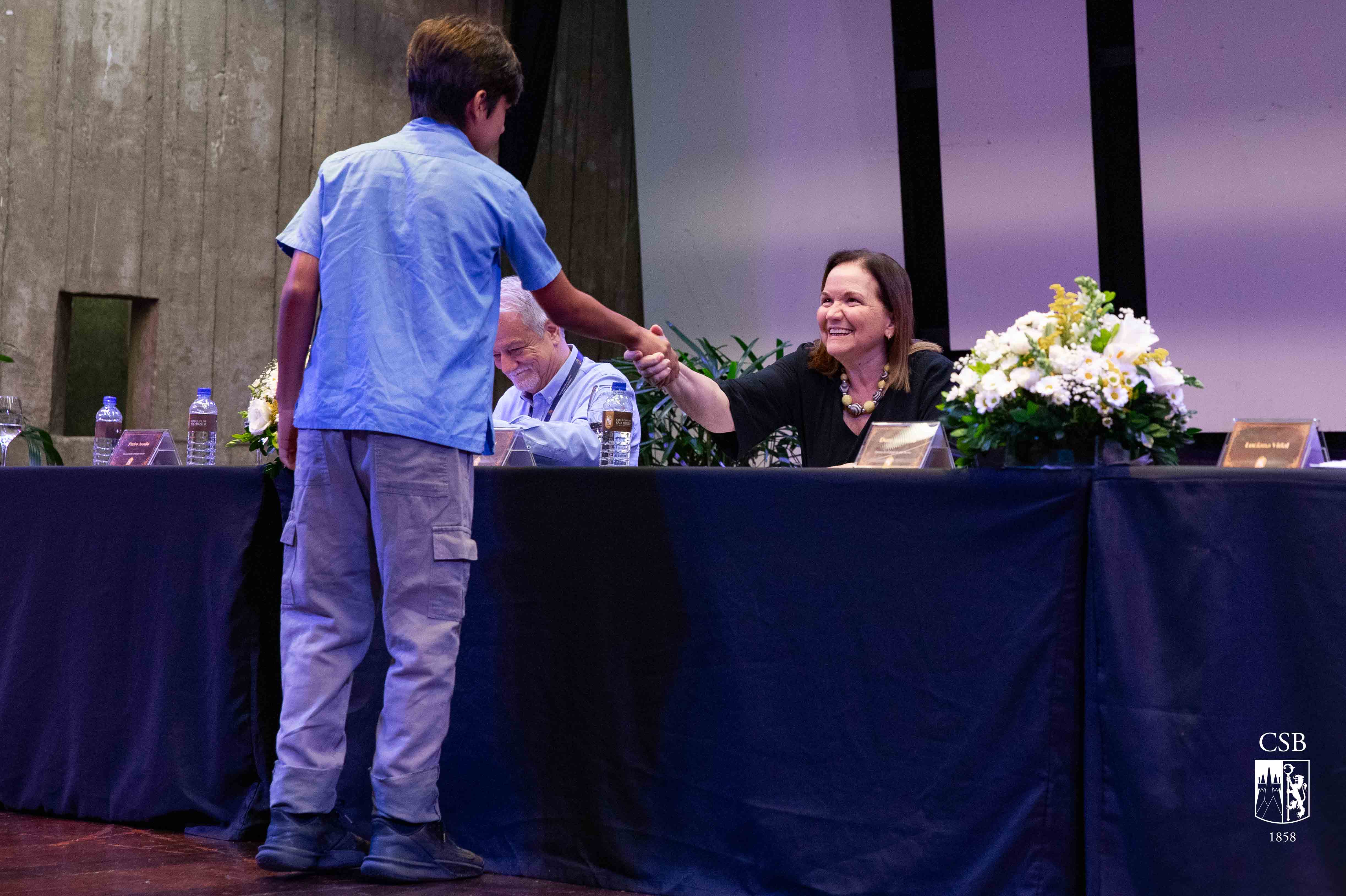 Alunos do EFII e EM recebem Menção Honrosa