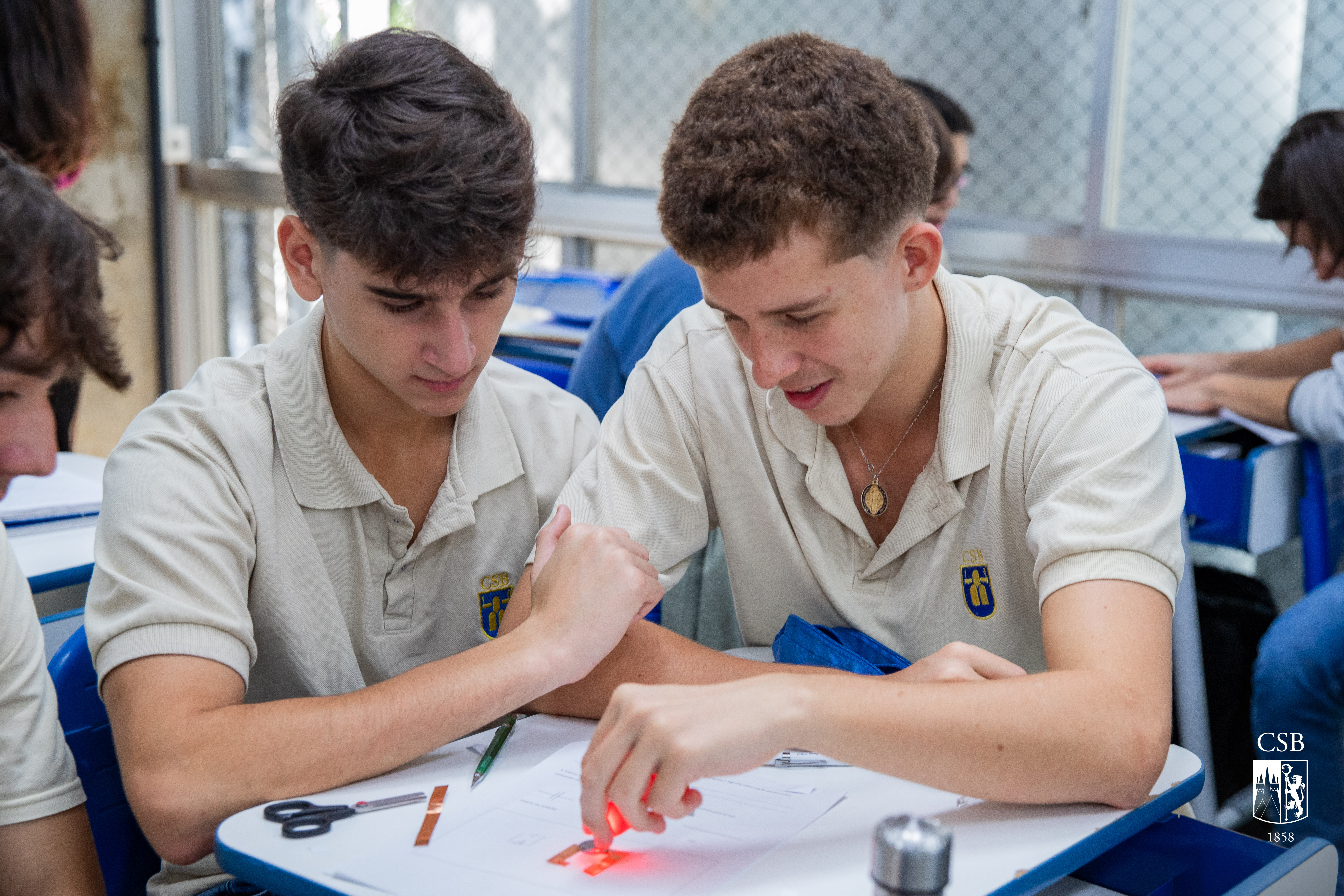 3ª série EM constrói circuito elétrico em aula de Física