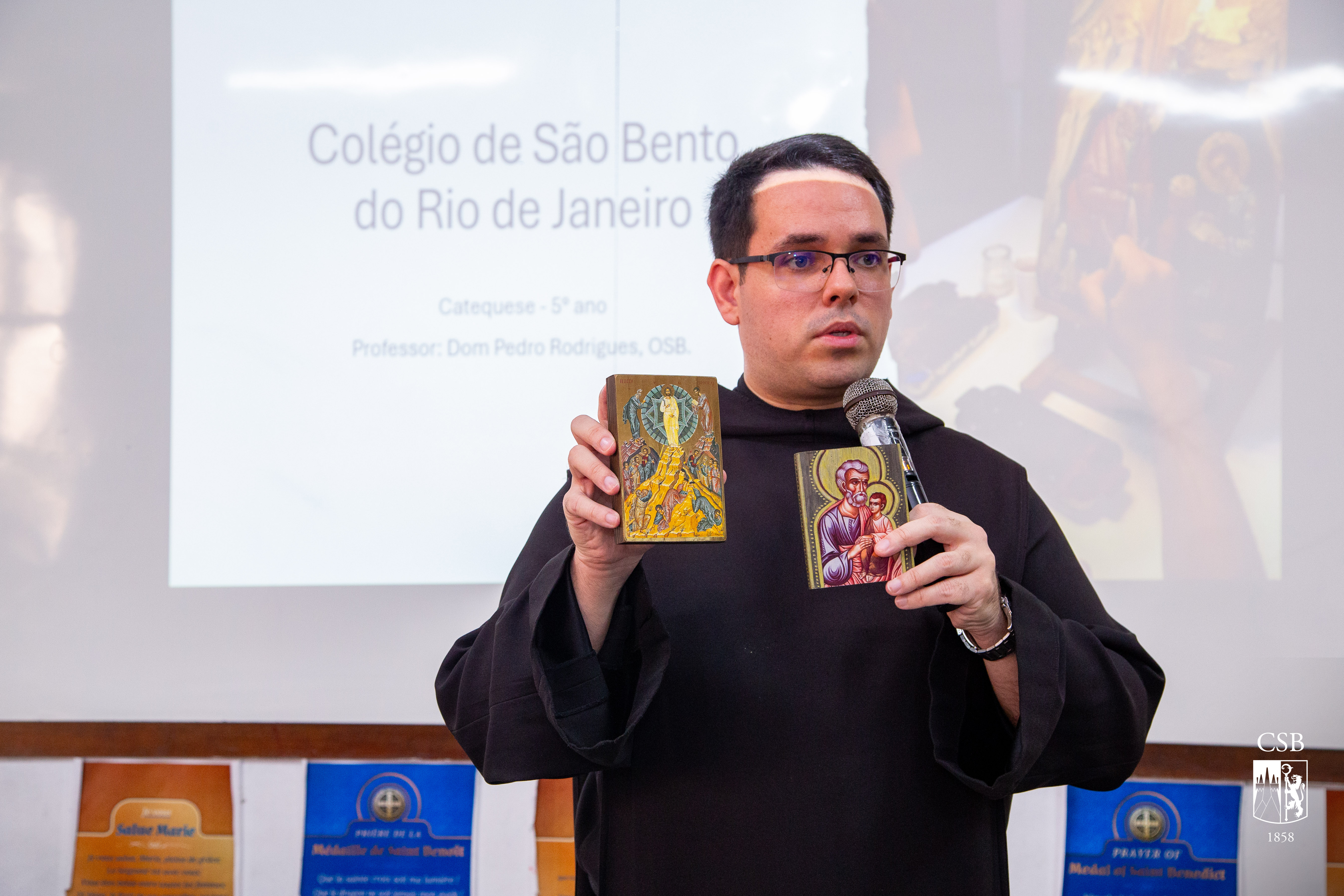 5º ano EF aprende sobre Iconografia em aula de Ensino Religioso