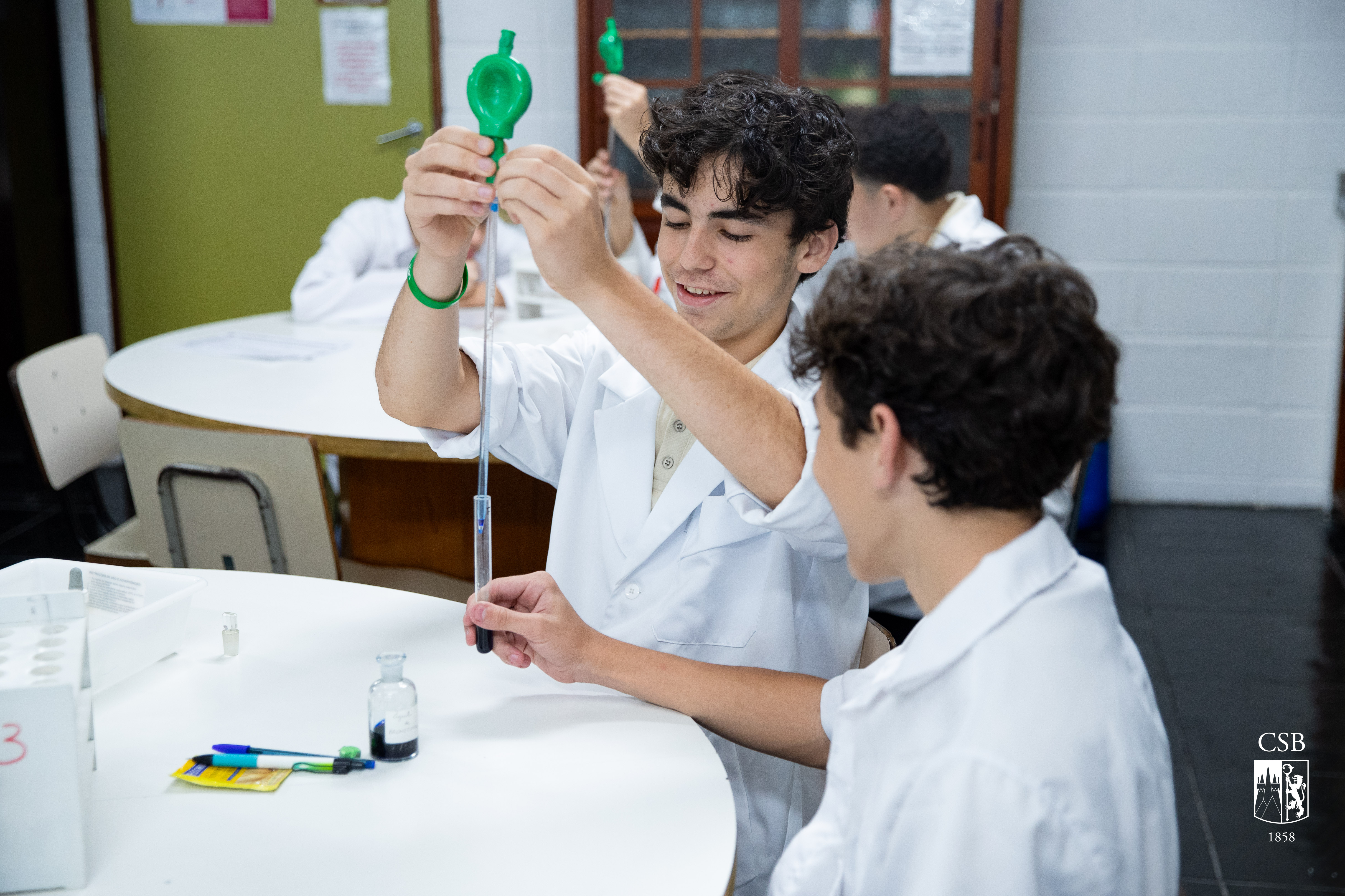 Alunos da 1ª série EM participam de aula no Laboratório de Biologia