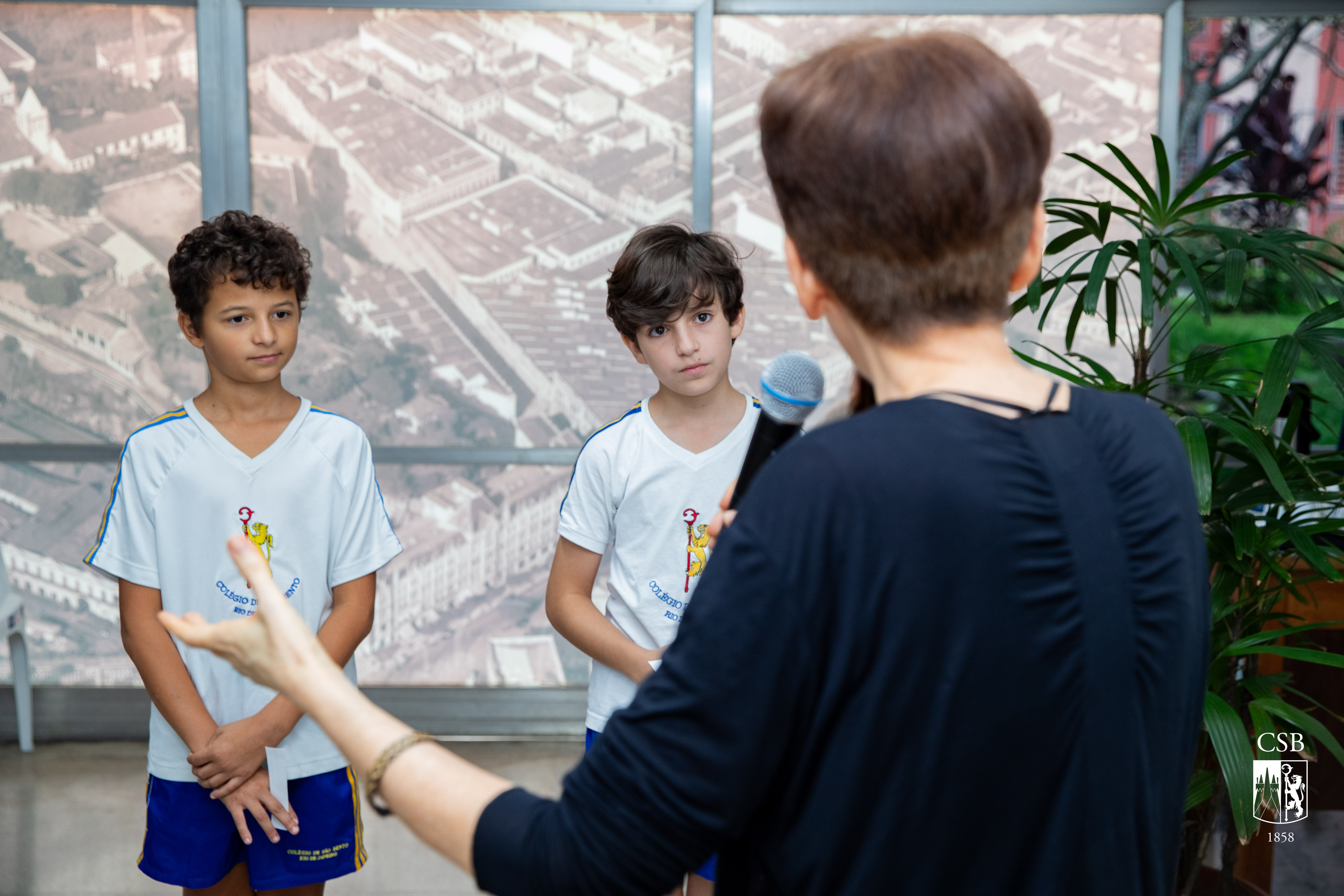 Alunos do 5º ano EF participam de bate-papo com escritora Luciana Sandroni