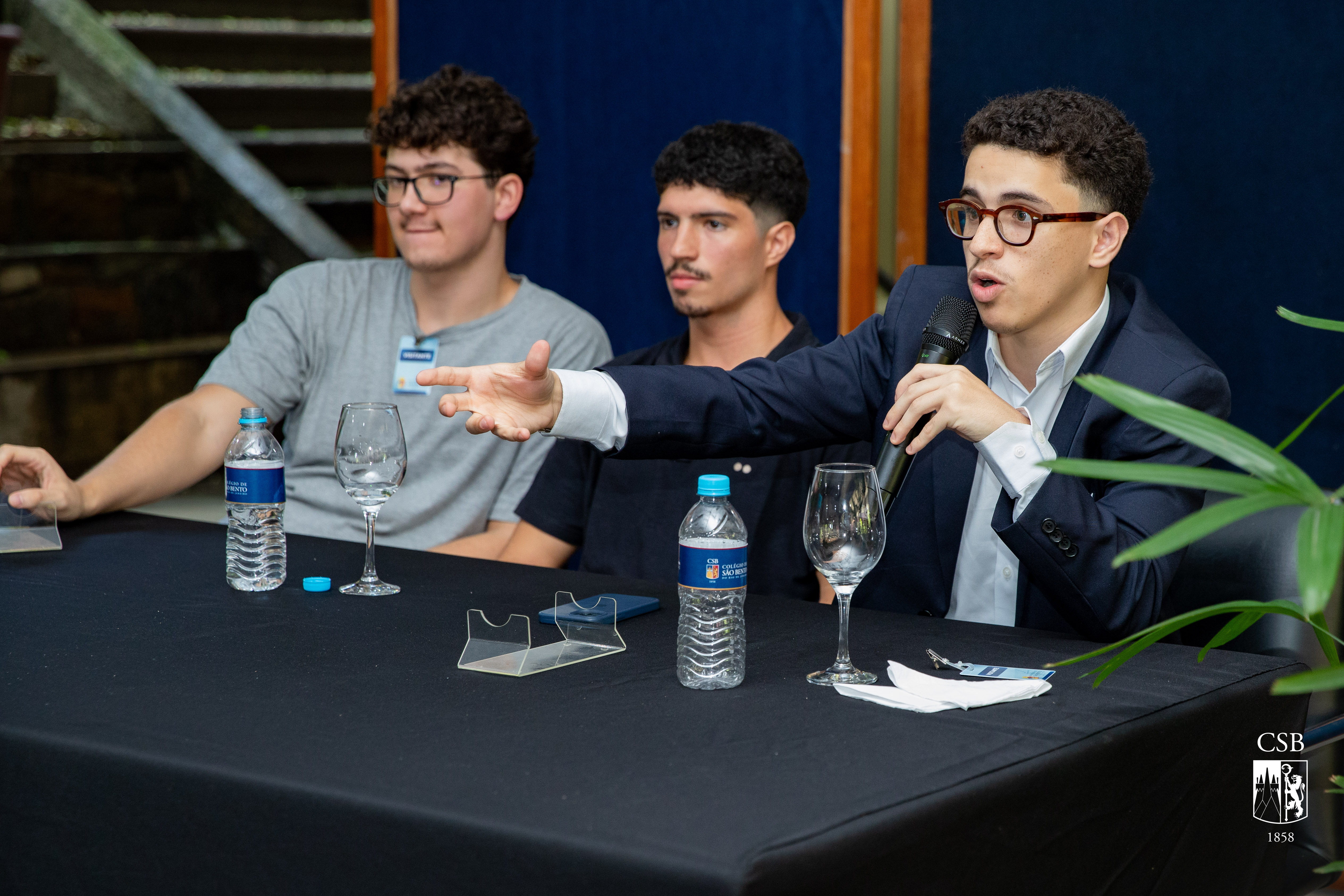 Ex-alunos palestram para 3ª série EM